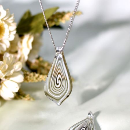 Black Spiral Leaf Glass Lampwork Pendants for Necklace for Jewellry Making - 1 Piece